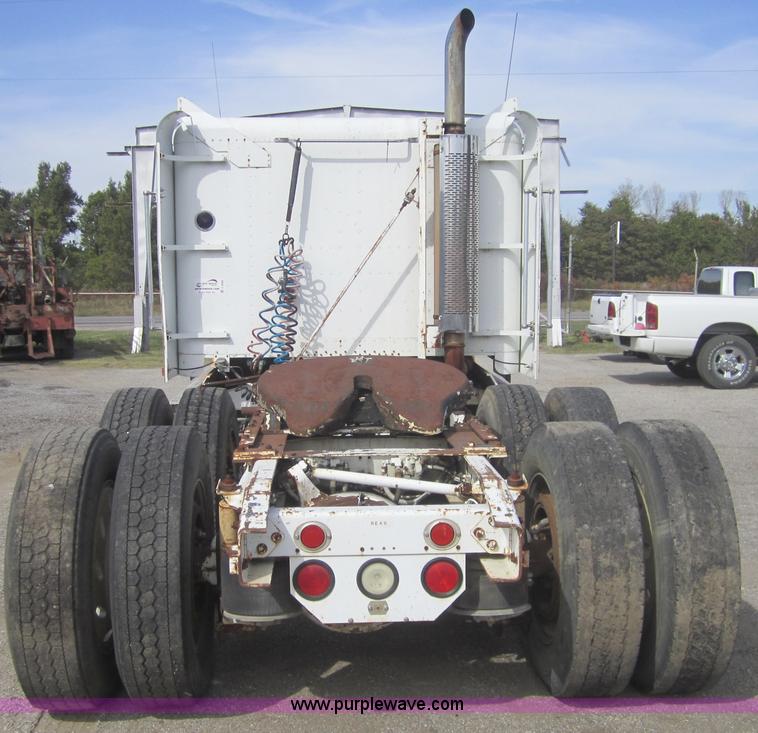 image for item C5059 1993 Freightliner FLD semi truck
