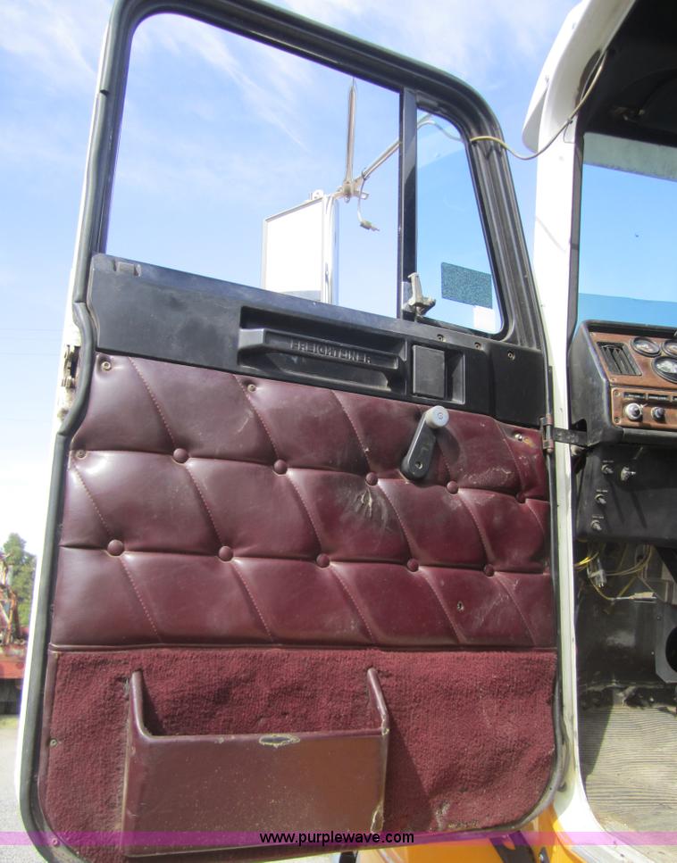 image for item C5059 1993 Freightliner FLD semi truck