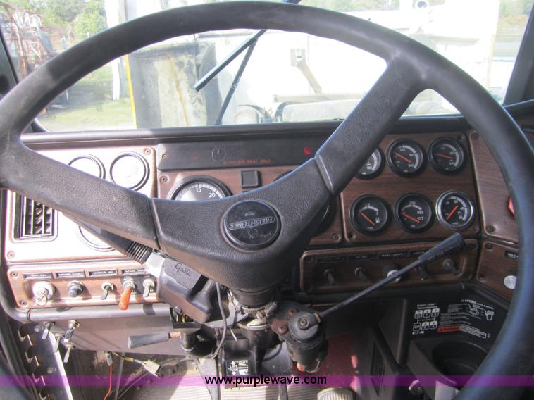 image for item C5059 1993 Freightliner FLD semi truck