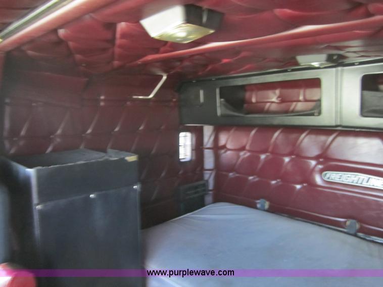 image for item C5059 1993 Freightliner FLD semi truck