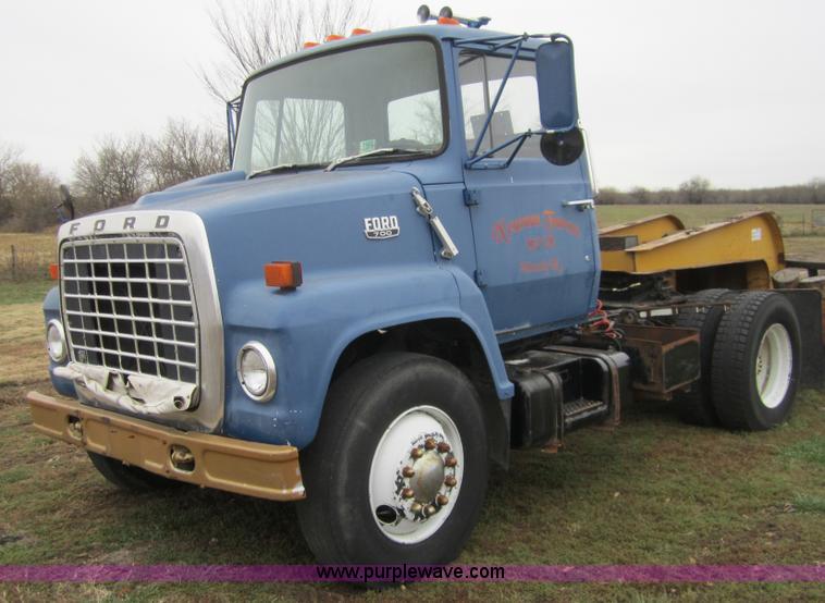 image for item C5225 1984 Ford LN7000 semi truck