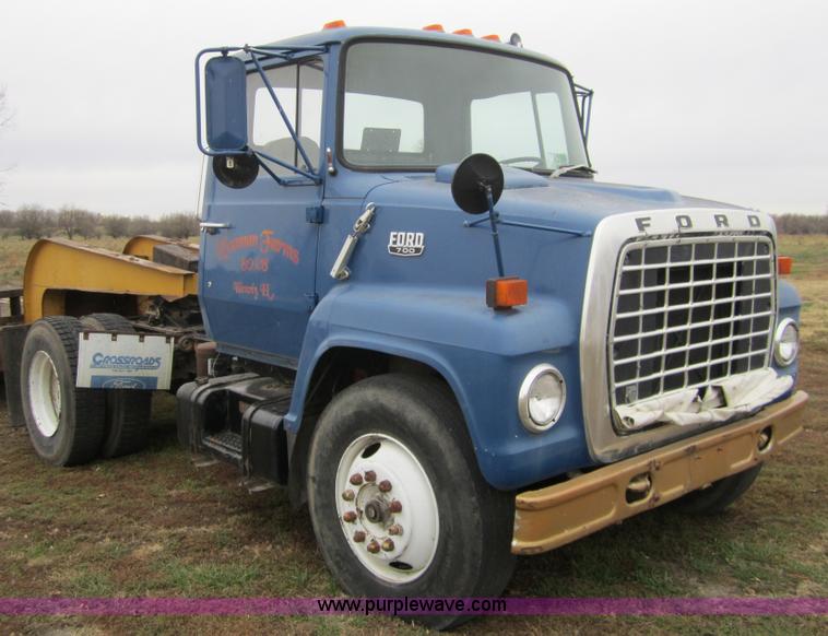 image for item C5225 1984 Ford LN7000 semi truck