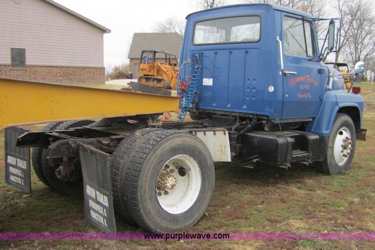 image for item C5225 1984 Ford LN7000 semi truck