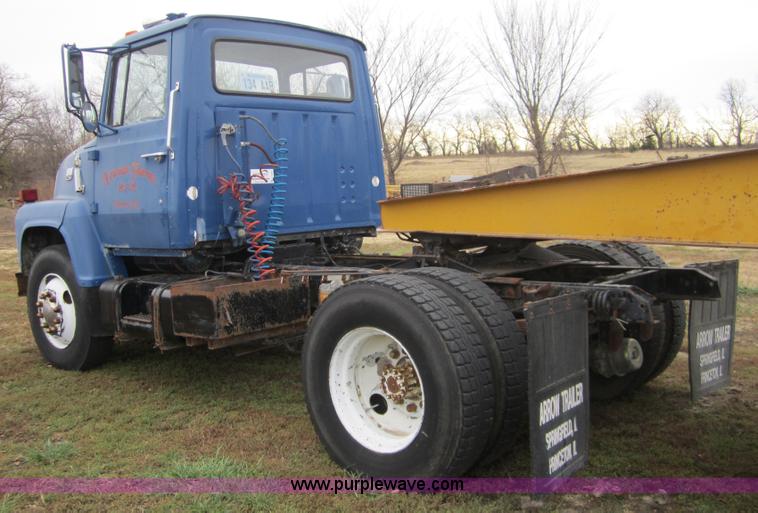 image for item C5225 1984 Ford LN7000 semi truck