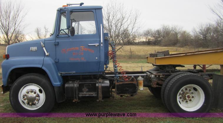 image for item C5225 1984 Ford LN7000 semi truck
