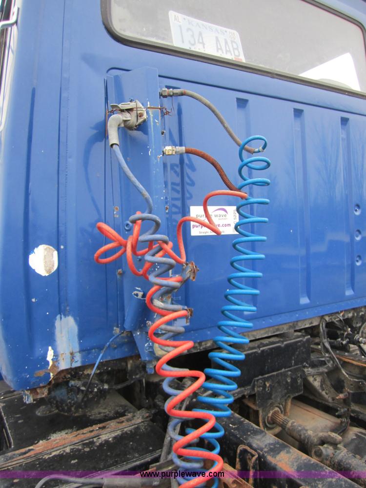 image for item C5225 1984 Ford LN7000 semi truck