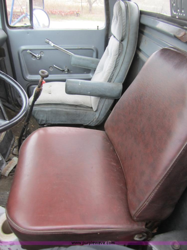 image for item C5225 1984 Ford LN7000 semi truck