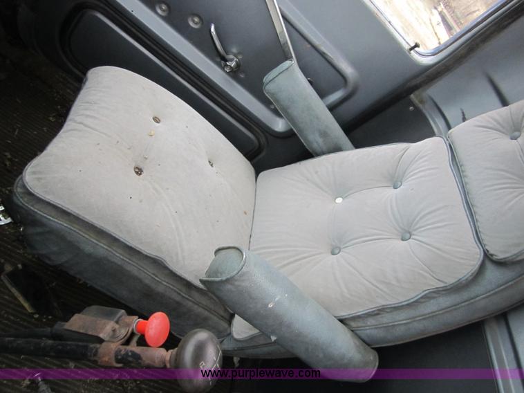 image for item C5225 1984 Ford LN7000 semi truck