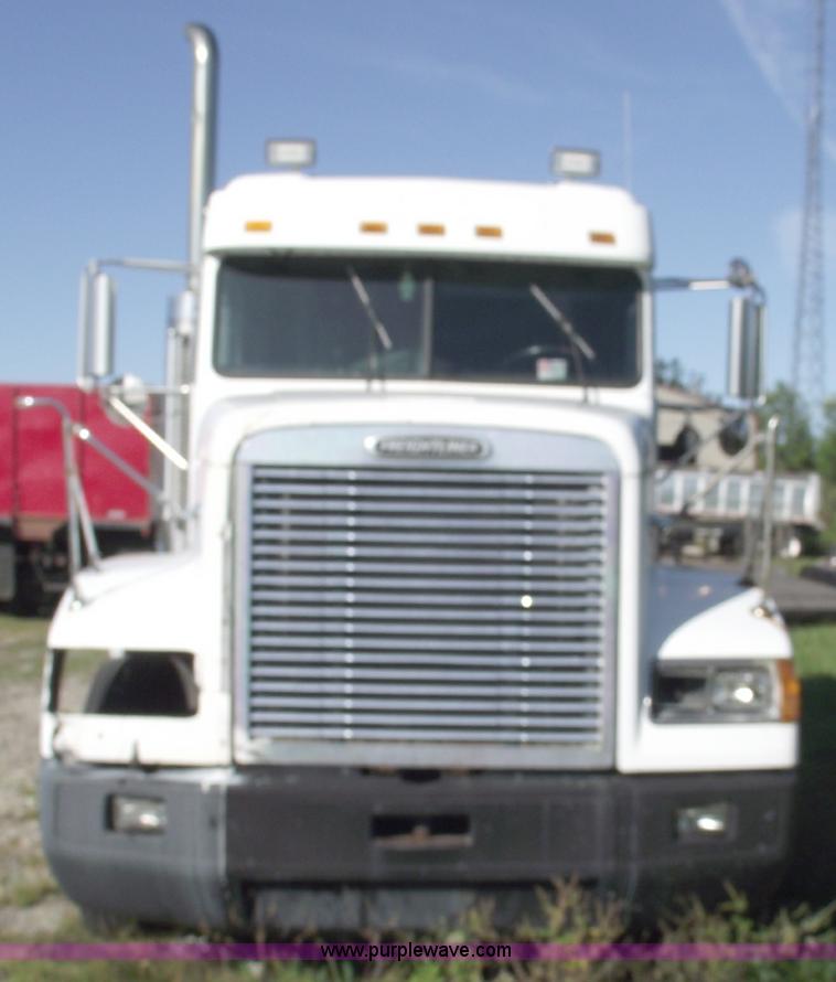 image for item C5618 2000 Freightliner FLD120 semi truck