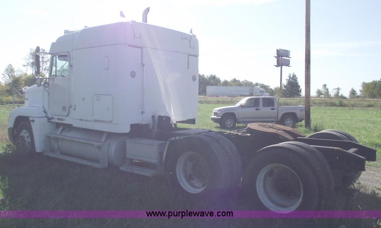 image for item C5618 2000 Freightliner FLD120 semi truck