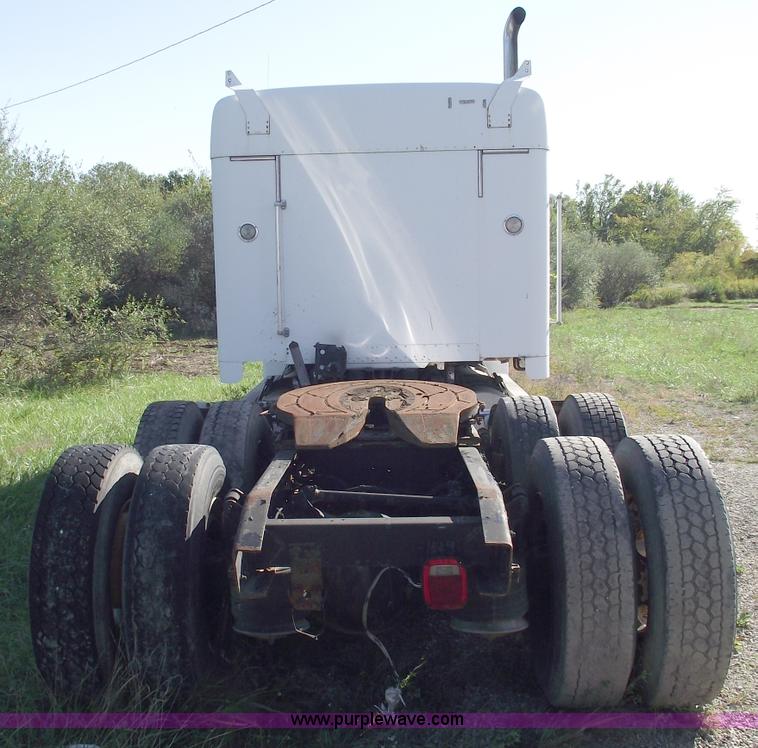 image for item C5618 2000 Freightliner FLD120 semi truck