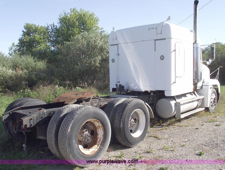 image for item C5618 2000 Freightliner FLD120 semi truck