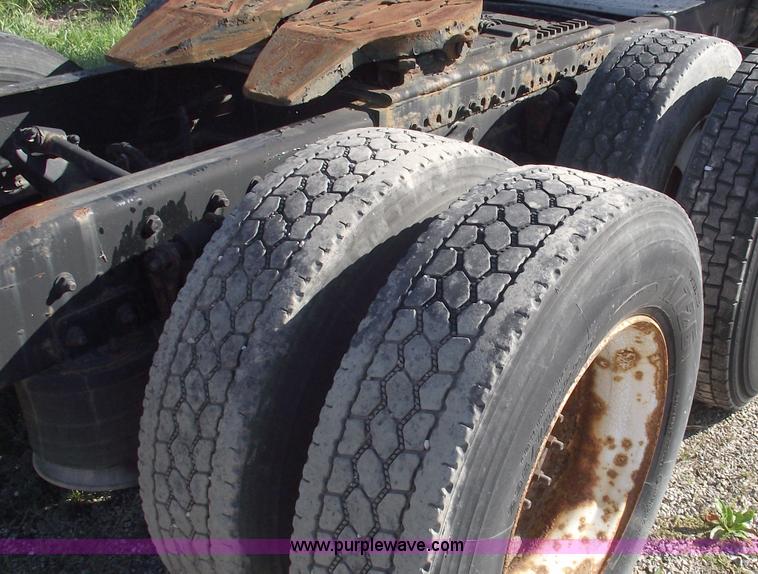 image for item C5618 2000 Freightliner FLD120 semi truck