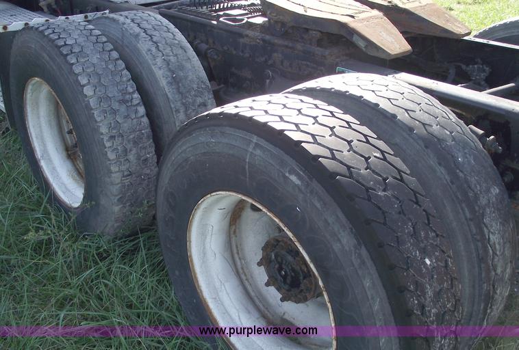 image for item C5618 2000 Freightliner FLD120 semi truck