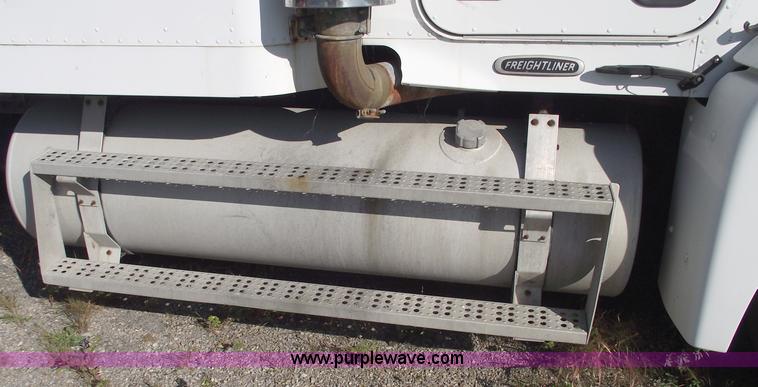 image for item C5618 2000 Freightliner FLD120 semi truck