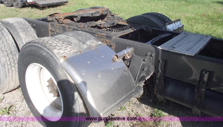 image for item C5618 2000 Freightliner FLD120 semi truck