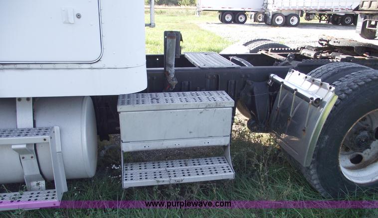 image for item C5618 2000 Freightliner FLD120 semi truck