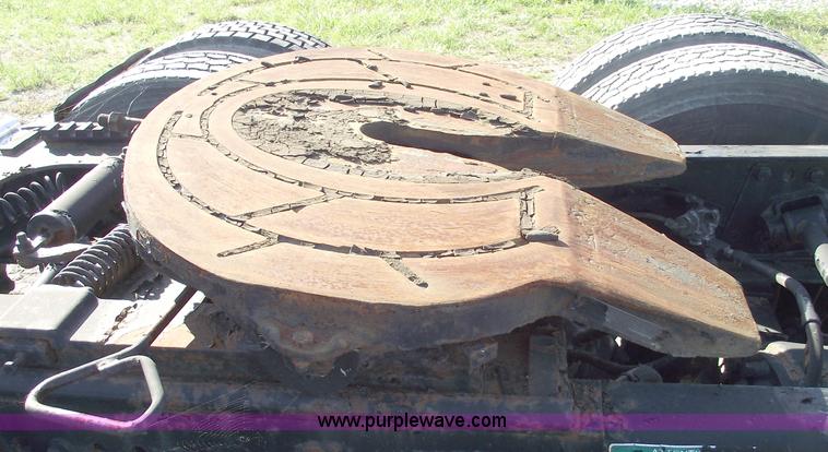 image for item C5618 2000 Freightliner FLD120 semi truck