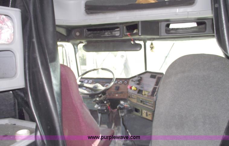 image for item C5618 2000 Freightliner FLD120 semi truck