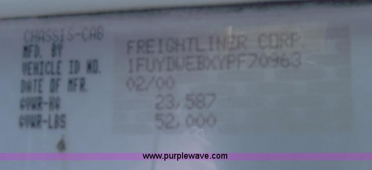 image for item C5618 2000 Freightliner FLD120 semi truck