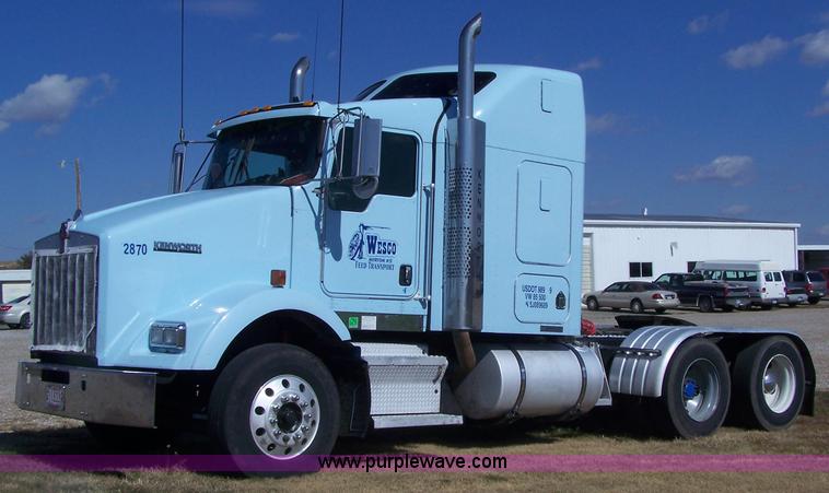 image for item D8541 2005 Kenworth T800 semi truck