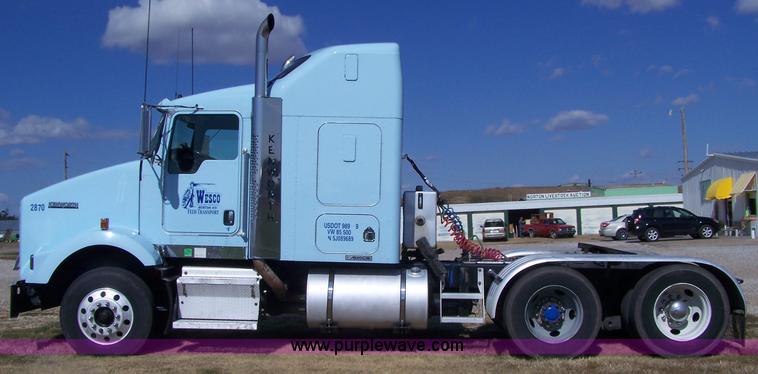 image for item D8541 2005 Kenworth T800 semi truck
