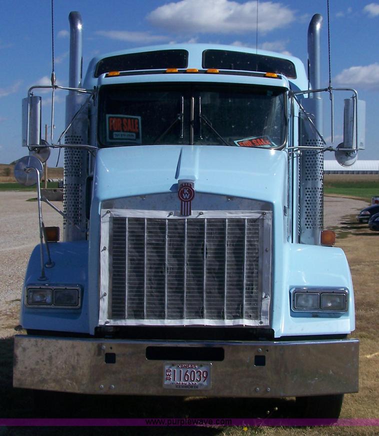 image for item D8541 2005 Kenworth T800 semi truck