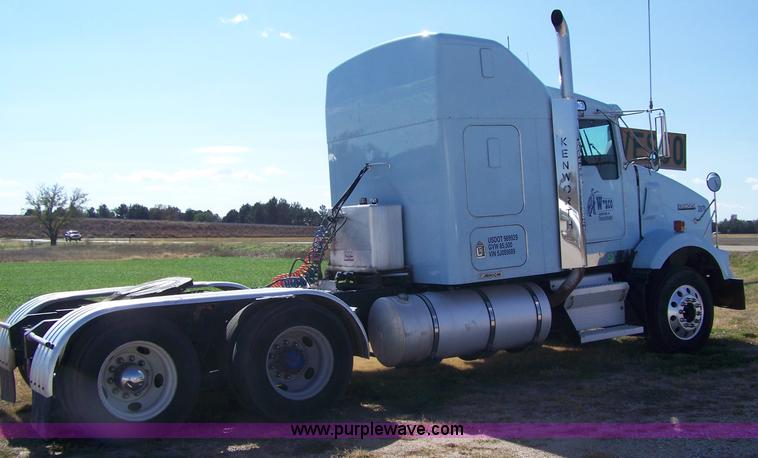 image for item D8541 2005 Kenworth T800 semi truck