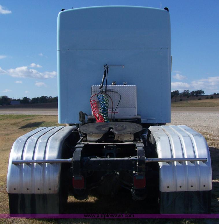 image for item D8541 2005 Kenworth T800 semi truck