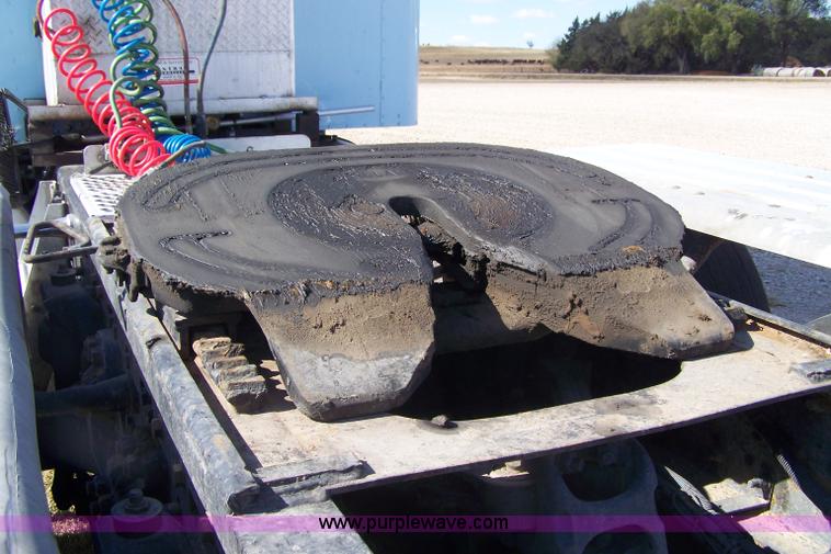 image for item D8541 2005 Kenworth T800 semi truck