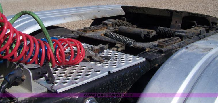 image for item D8541 2005 Kenworth T800 semi truck