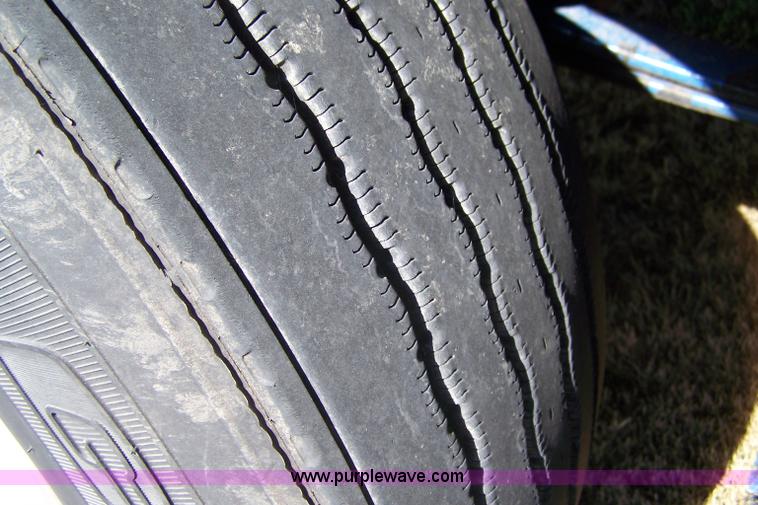 image for item D8541 2005 Kenworth T800 semi truck