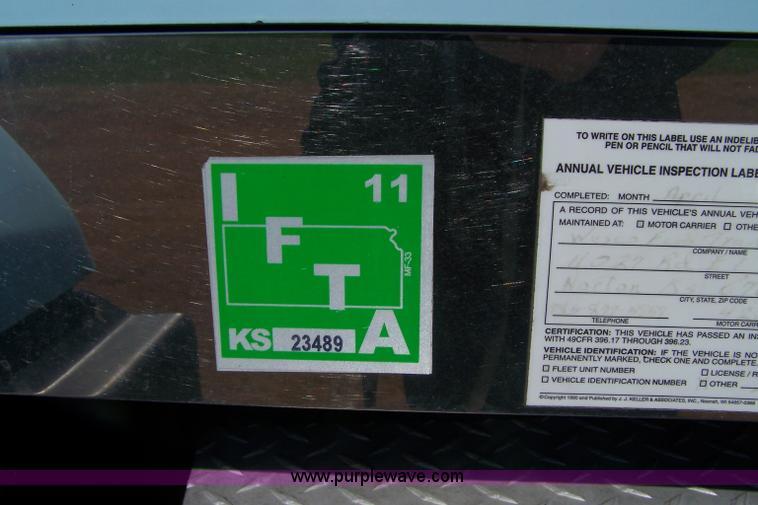 image for item D8541 2005 Kenworth T800 semi truck