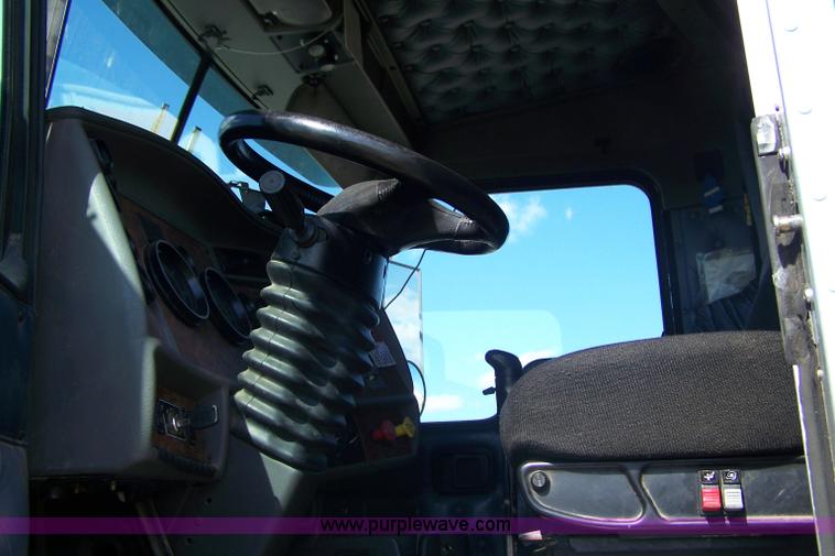 image for item D8541 2005 Kenworth T800 semi truck