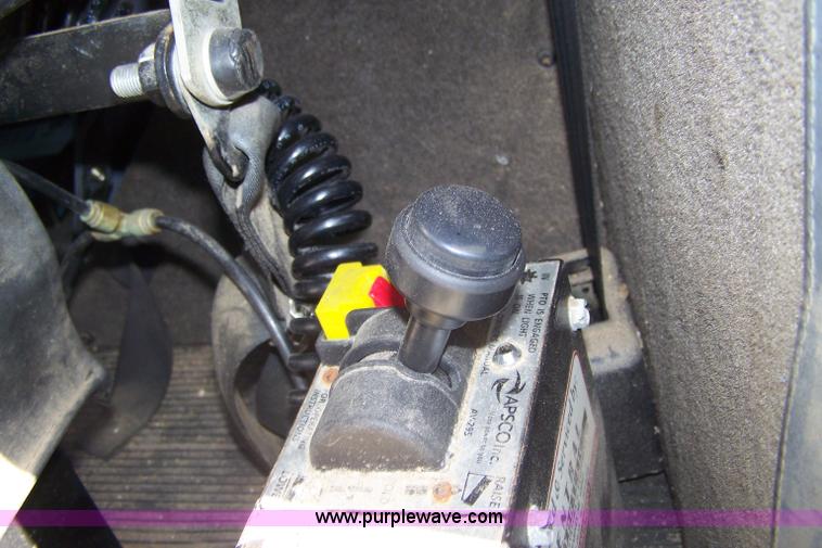 image for item D8541 2005 Kenworth T800 semi truck