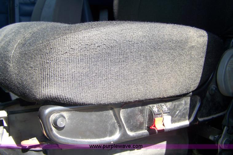 image for item D8541 2005 Kenworth T800 semi truck