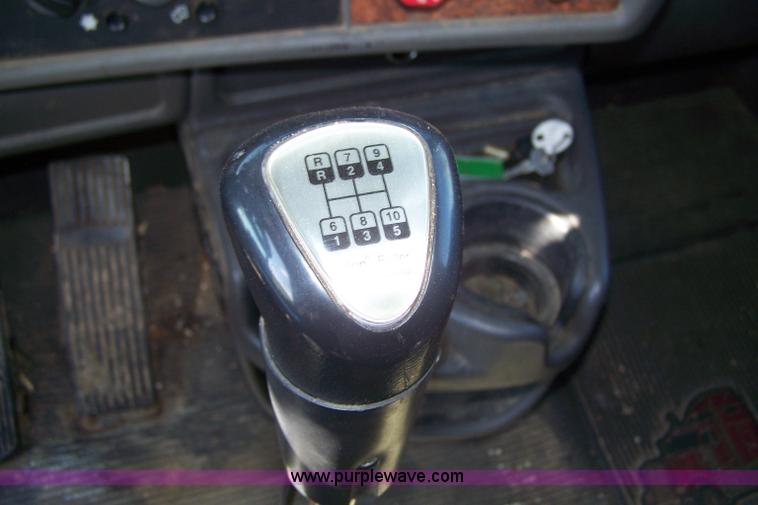 image for item D8541 2005 Kenworth T800 semi truck