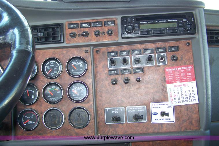 image for item D8541 2005 Kenworth T800 semi truck