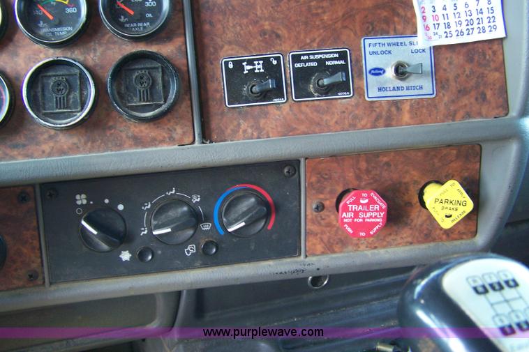 image for item D8541 2005 Kenworth T800 semi truck