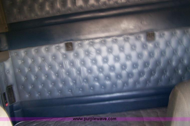 image for item D8541 2005 Kenworth T800 semi truck