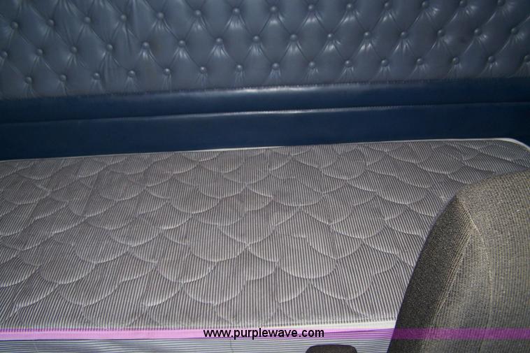 image for item D8541 2005 Kenworth T800 semi truck