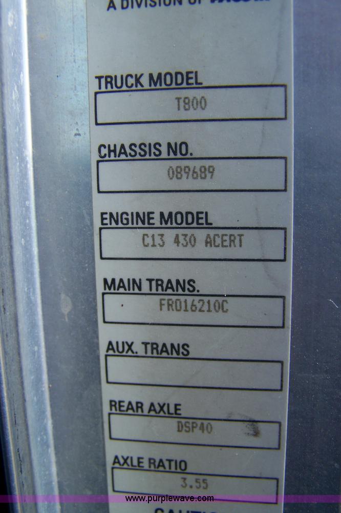 image for item D8541 2005 Kenworth T800 semi truck