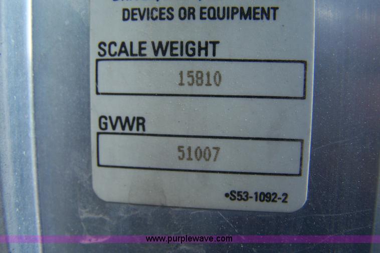 image for item D8541 2005 Kenworth T800 semi truck