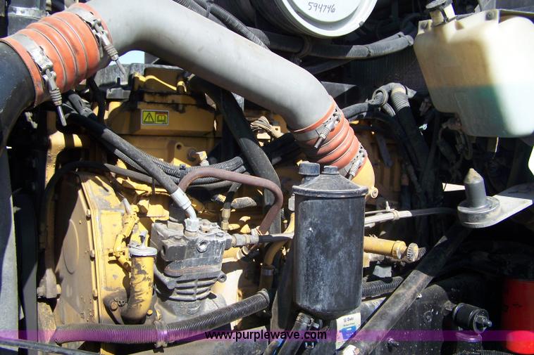 image for item D8541 2005 Kenworth T800 semi truck