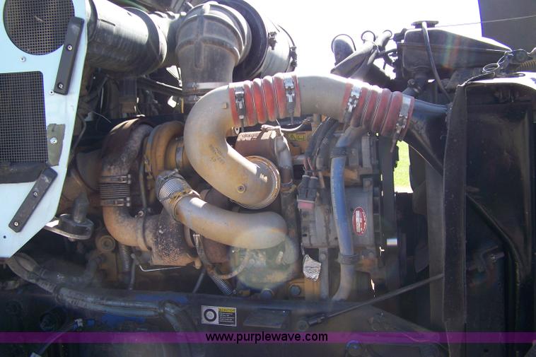 image for item D8541 2005 Kenworth T800 semi truck