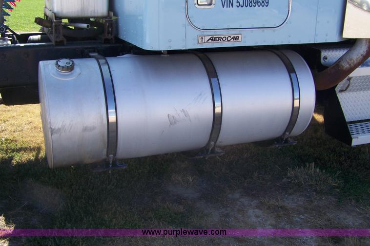 image for item D8541 2005 Kenworth T800 semi truck