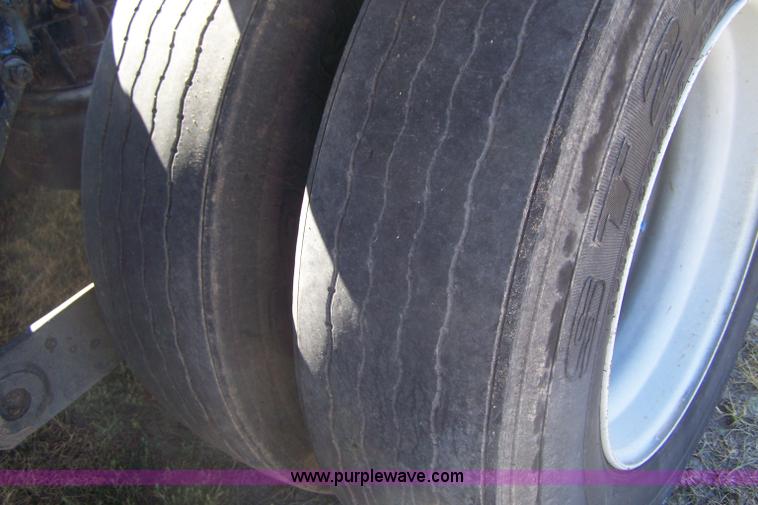 image for item D8541 2005 Kenworth T800 semi truck