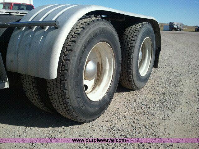 image for item D8541 2005 Kenworth T800 semi truck