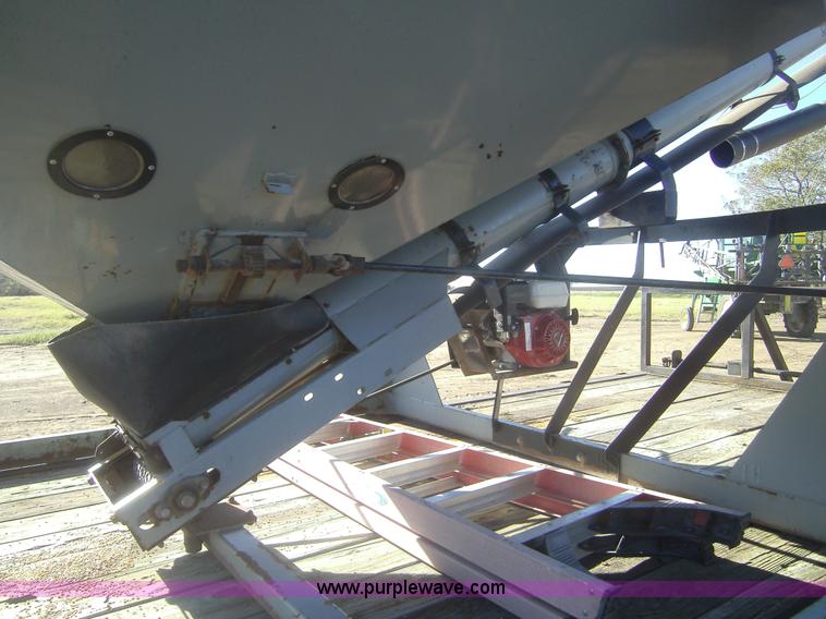 image for item A1669 2003 Convey All BTS300 bulk seed tender