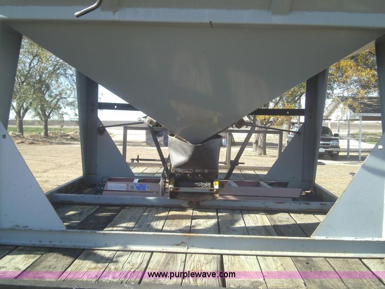 image for item A1669 2003 Convey All BTS300 bulk seed tender